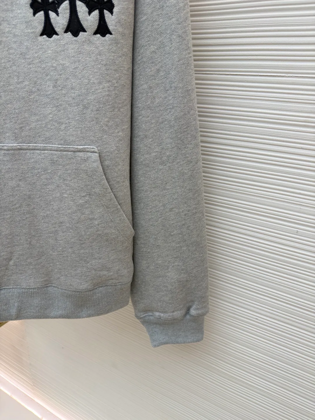 P490 Chrome Hearts logo hooded sweatshirt ●Original version: Purchased and developed by 15998 ●Item number: 1682025-B15 ●Fabric: Interwoven air cotton fabric ●Technology: Patch embroidery production ●Color: Gray ●Version: Loose fit ●Weight: about 920 grams ●Size: S-M-L-XL ●Description: Customized heavy fortress interwoven air cotton, full of texture, thick and solid, based on high-end soot tone With a sense of beauty that coexists with vicissitudes of life and elegance, the CHRO heart cross appliqué decoration on the chest becomes the ultimate interpretation of the dark Gothic style. The CH Gothic font is the finishing touch on the back page, letting the totem become your spiritual thorn. The logo iron plate sways slightly with the swing of the body, adding a sense of movement and vitality. It is unobtrusive but has an indescribable aura. It interprets the perfect blend of retro and luxury, using imported machine appliqué technology. Using advanced computer control systems and precision mechanical components, the Chrome Hearts logo appliqué embroidery operation is realized, showing an embroidery effect with both clarity and three-dimensionality. The fabrics have been washed, have a better hand feel, are not easy to deform, are not easy to shrink, are not easy to fade, and maintain long-term beauty. The overall wiring is straight and delicate, the fabric is comfortable and soft, and the color is consistent without color difference. It can be matched with the same style to create a fashionable look and control various occasions. Customized accessories, complete with three standards, same style for men and women!